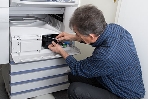 Technician Fixing Machine